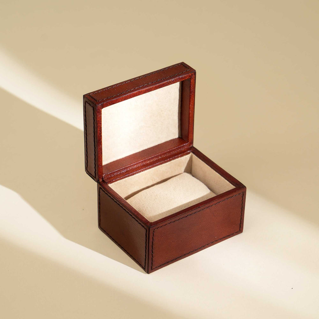 Exquisite Tan Leather Single Watch Box Elegant and Secure Storage