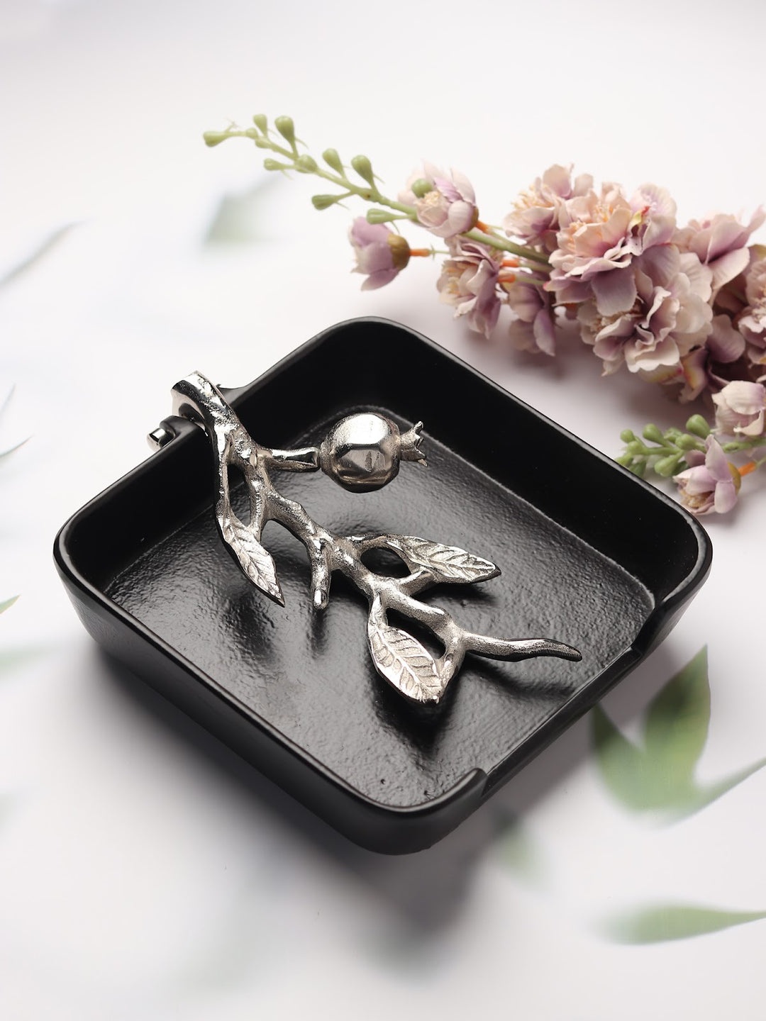 Expobazaar Leafy tissue holder in Silver