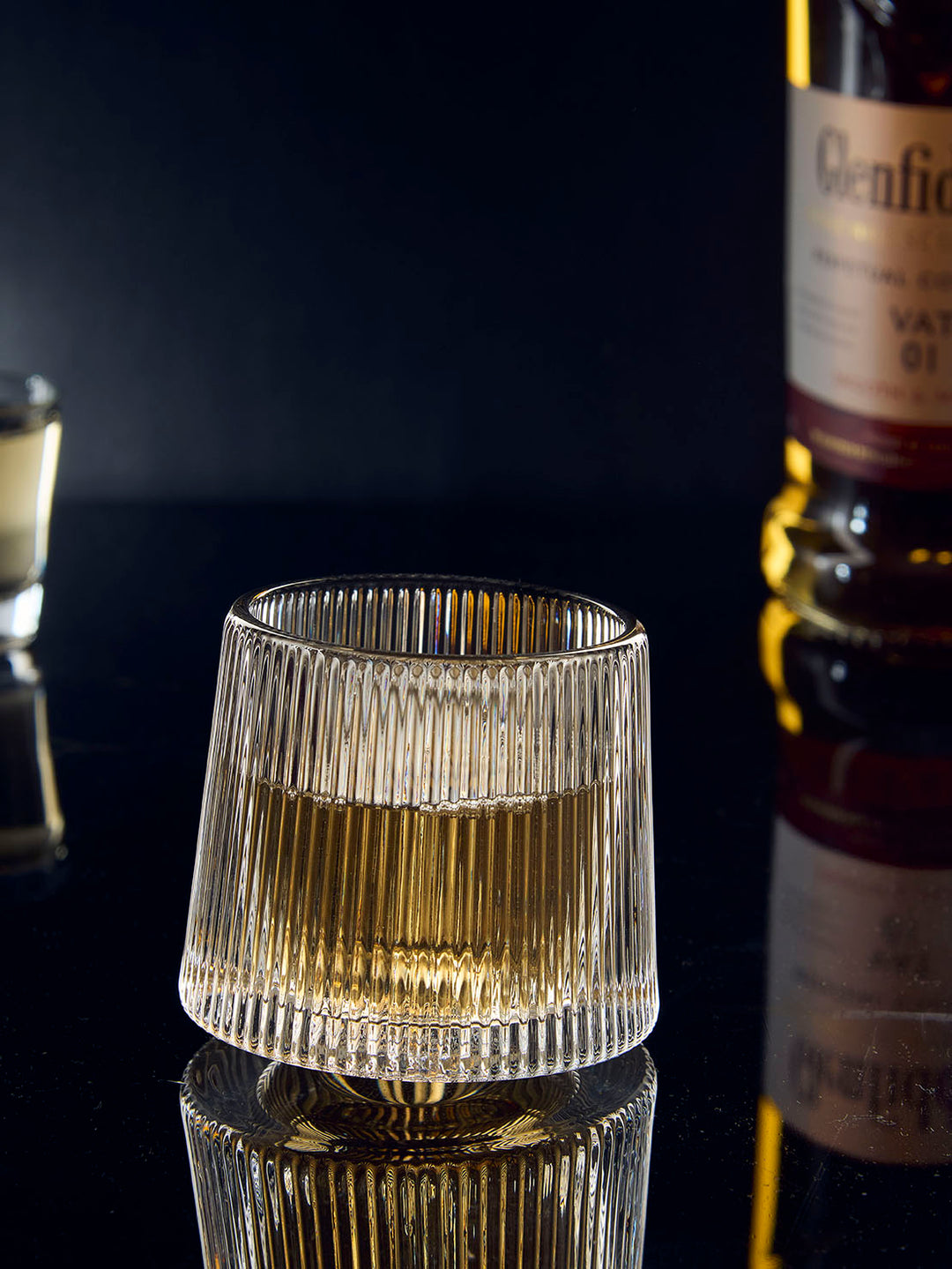 Lined Dancing Whiskey Glass in crystal glass, 175 ml