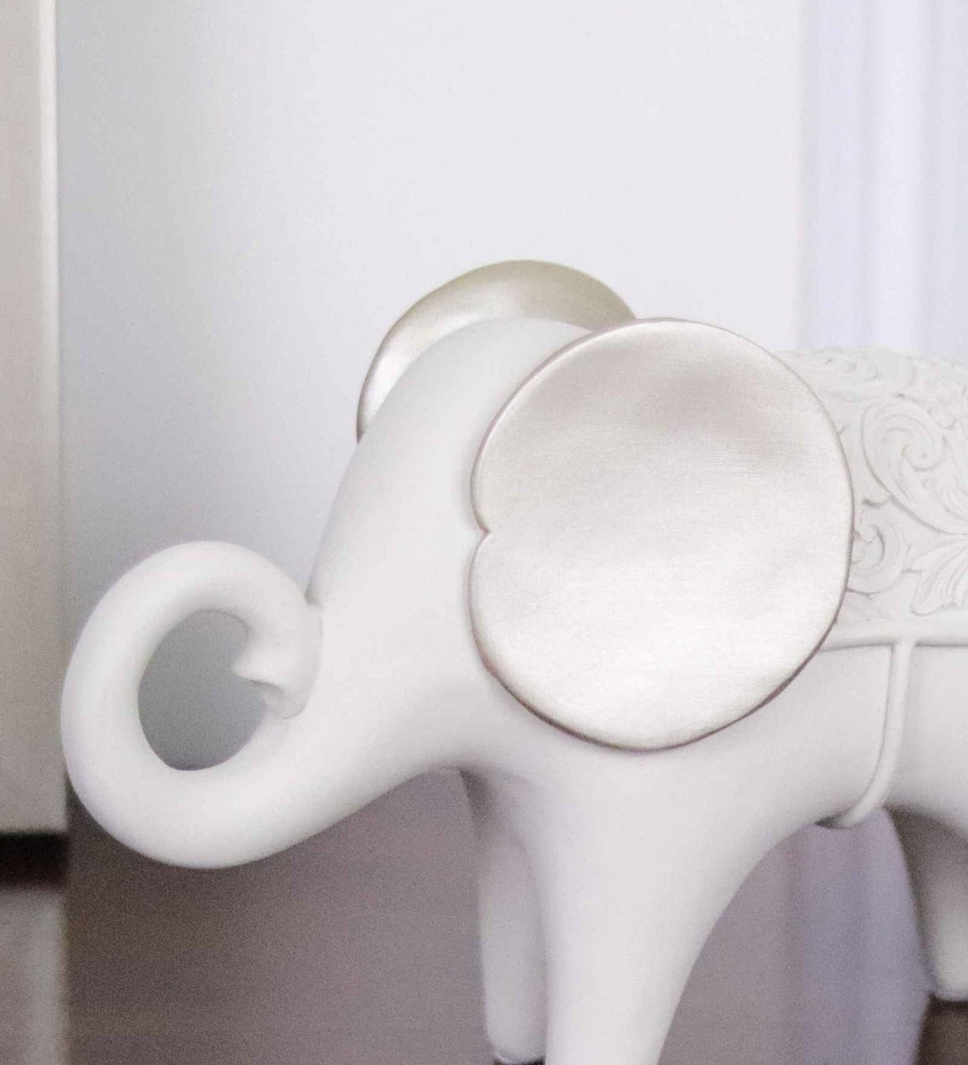 Expobazaar Elegant Elephant Resin Sculpture for Modern Home Decor