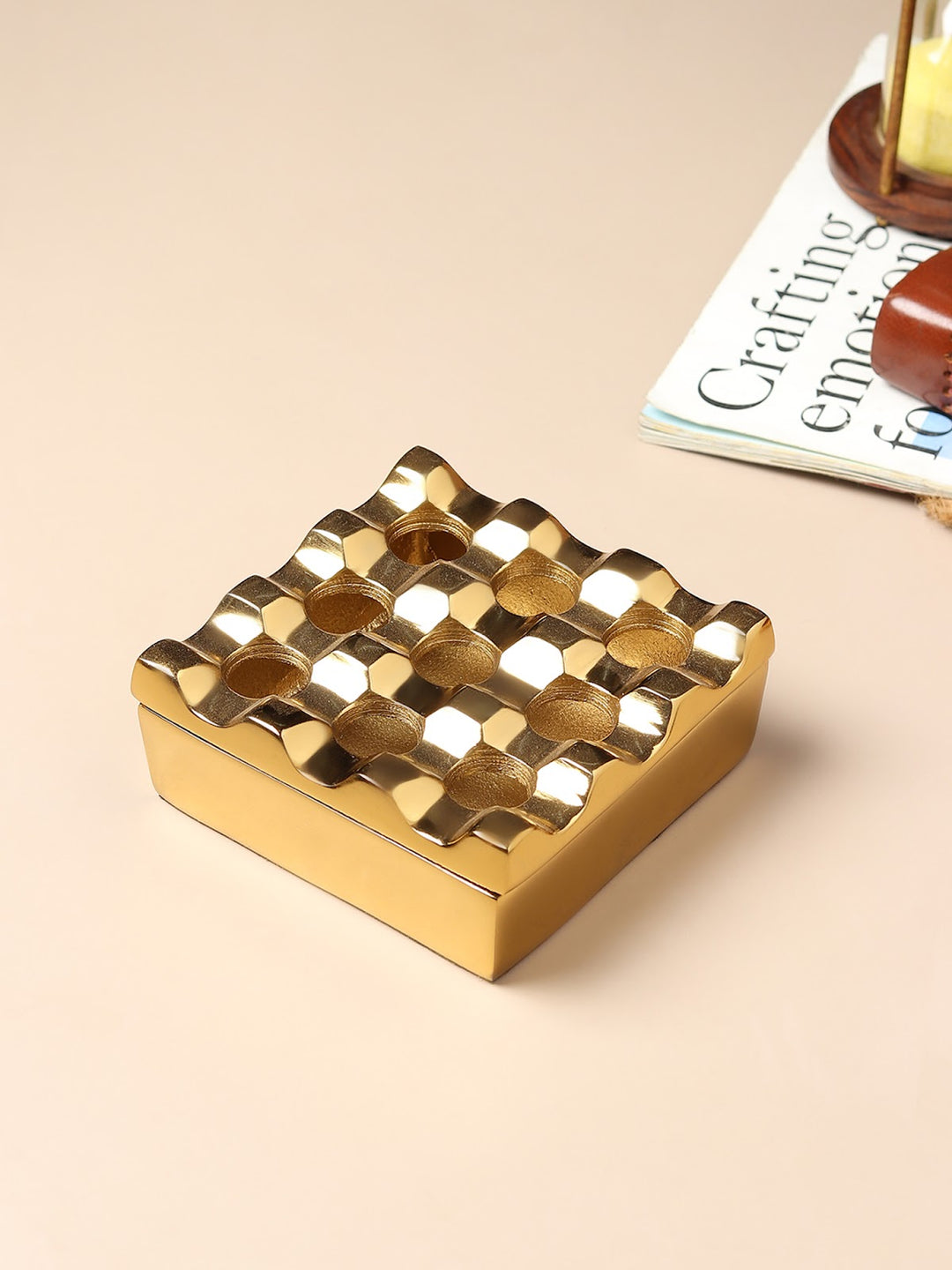 Expobazaar AlaricÂ’s gold ashtray