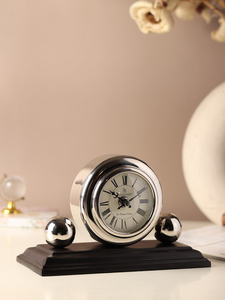 Expobazaar Orbitron table clock in silver