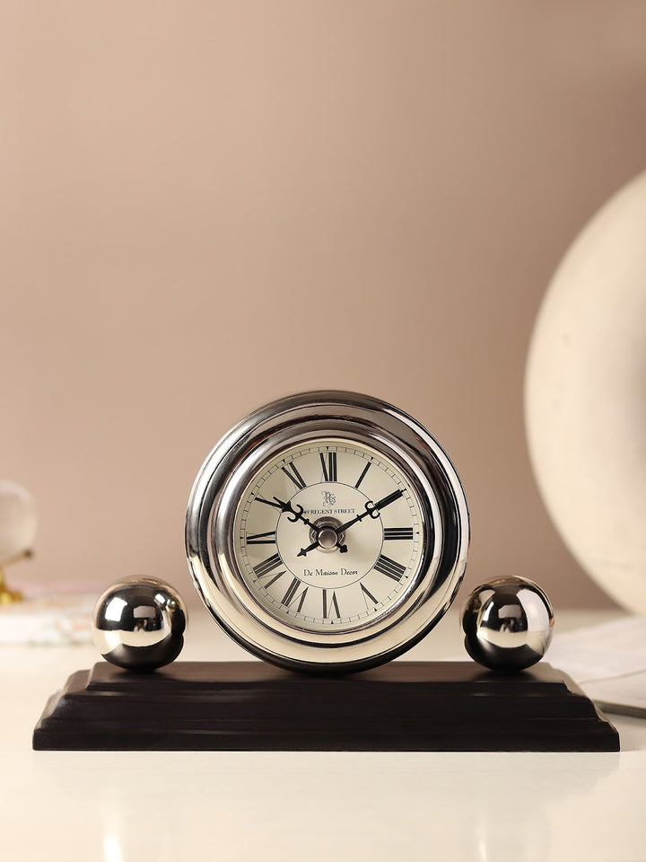 Expobazaar Orbitron table clock in silver