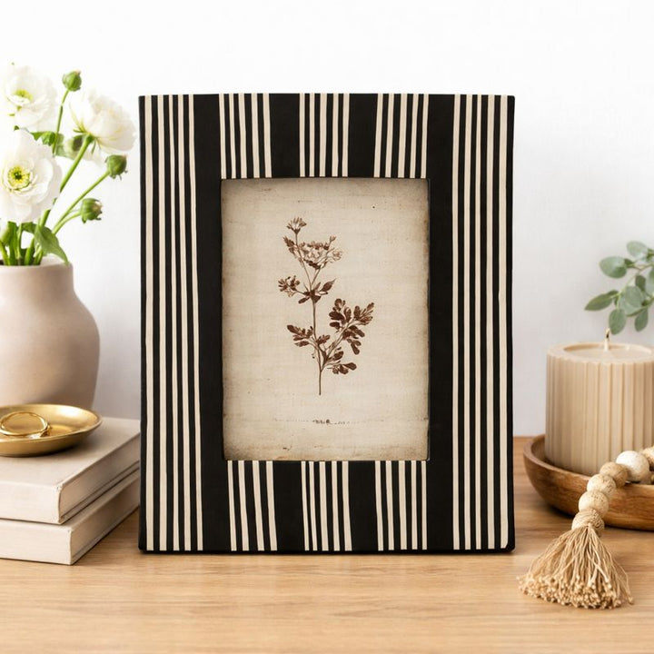 Modern Resin Photo Frame with Straight Line Pattern
