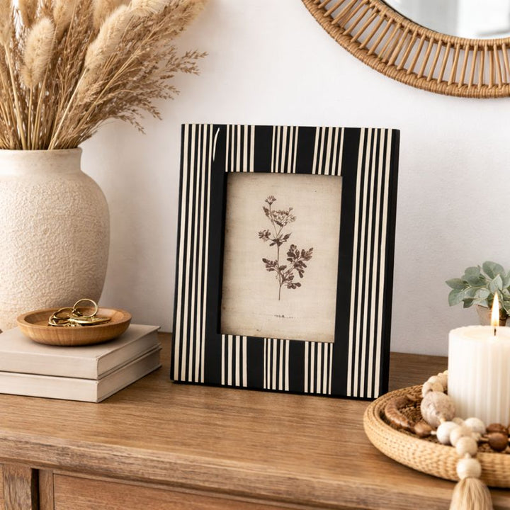 Modern Resin Photo Frame with Straight Line Pattern