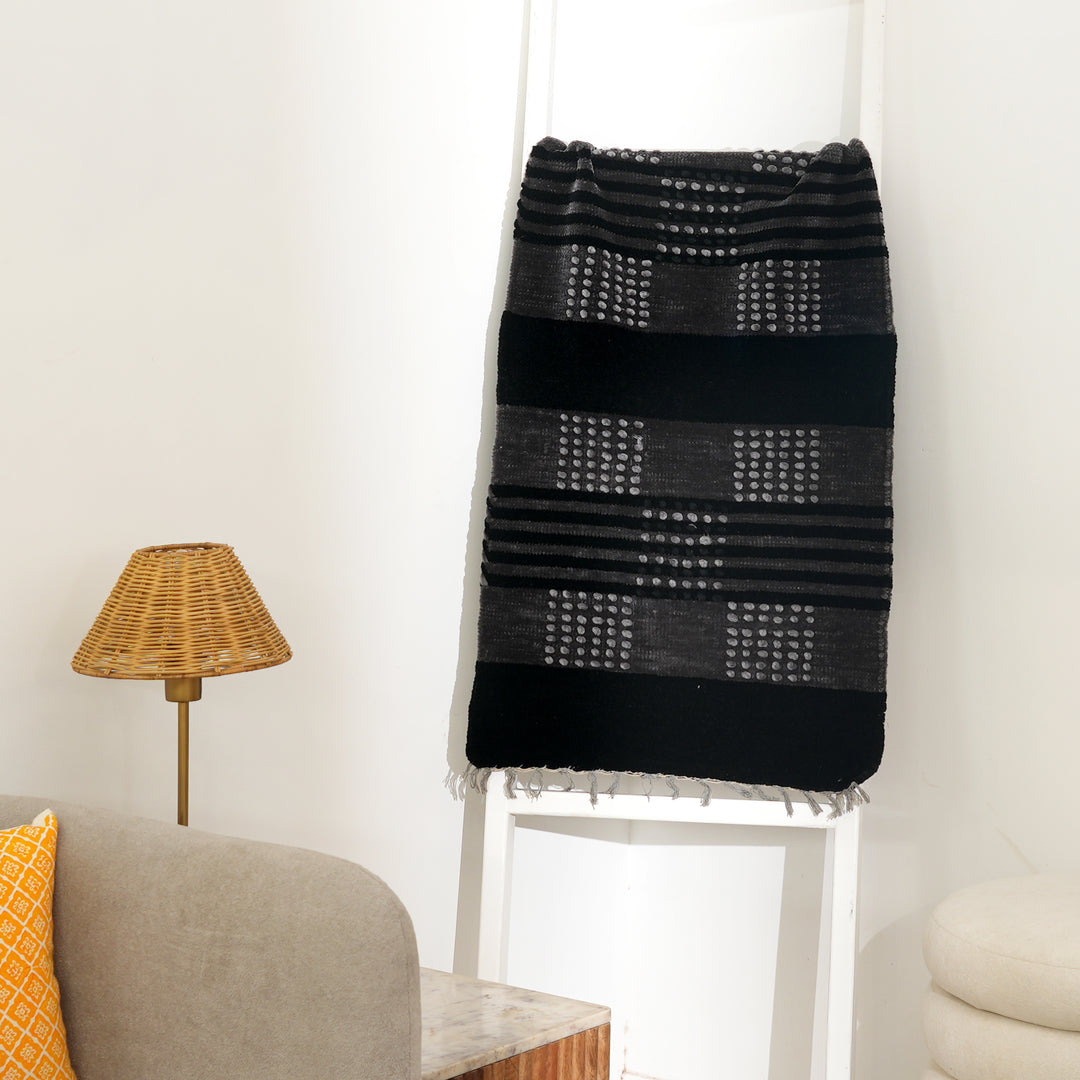 Handcrafted Aashan Patta: Black & Grey Handloom Elegance
