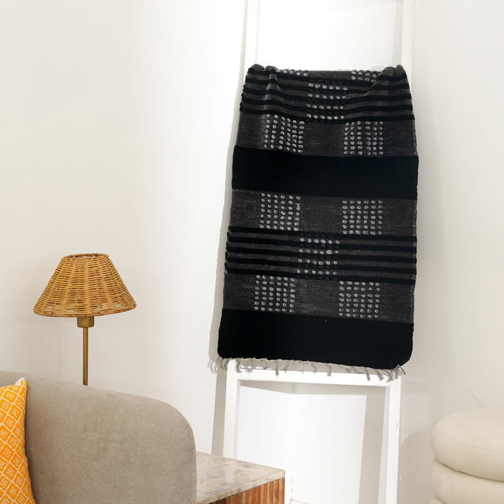 Handcrafted Aashan Patta: Black & Grey Handloom Elegance