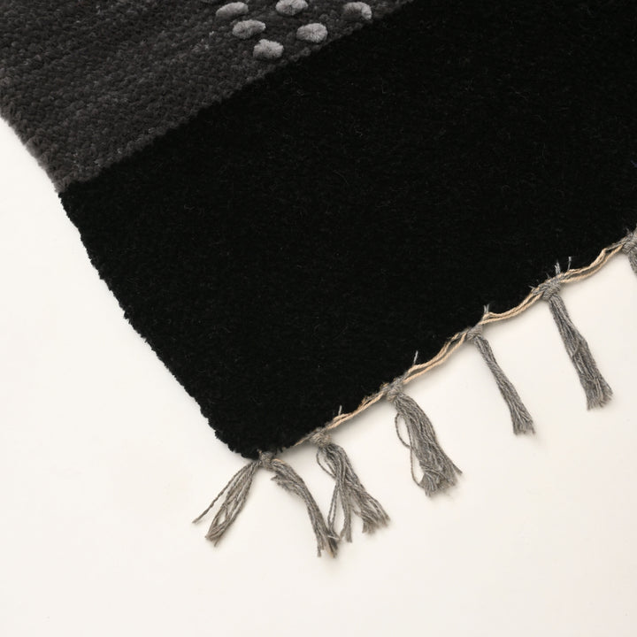 Handcrafted Aashan Patta: Black & Grey Handloom Elegance