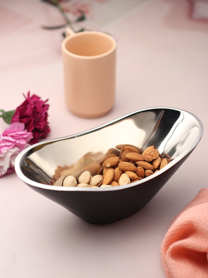 Raja Rani: Opulent Oval Gold & Silver Bowl for Majestic Displays