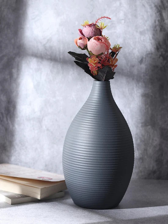 Vesera Enamel Vase – Minimalist Charm in Graphite Black & Pistachio