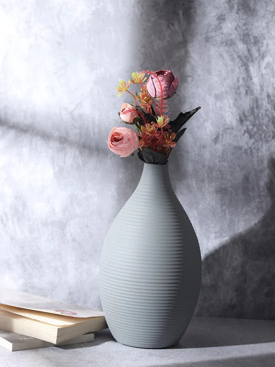 Vesera Enamel Vase – Minimalist Charm in Graphite Black & Pistachio